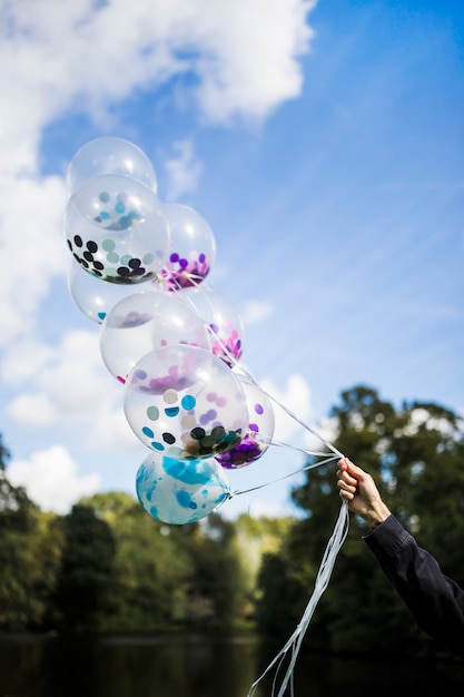 Foto gratuita palloncini trasparenti esterni con coriandoli all'interno