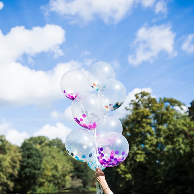 Foto gratuita palloncini trasparenti esterni con coriandoli all'interno