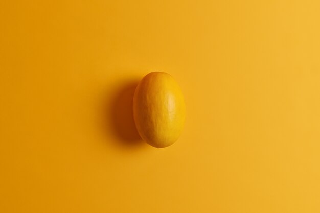 Овальное съедобное желтое манго. Вкусный экзотический фрукт. Сладкий мягкий продукт, приятный в употреблении, обеспечивает организм полезными веществами, содержит натуральный сахар. Разнообразие необходимых витаминов и минералов. Вид сверху