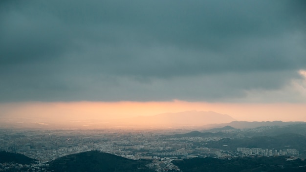 산과 도시에 흐린 구름