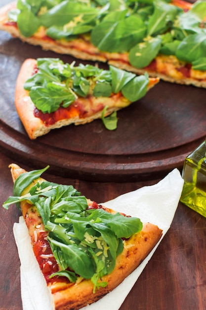 Free photo an overhead of pizza slice served on tissue paper