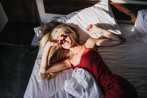 Free photo overhead portrait of cute caucasian woman posing in sunny morning.