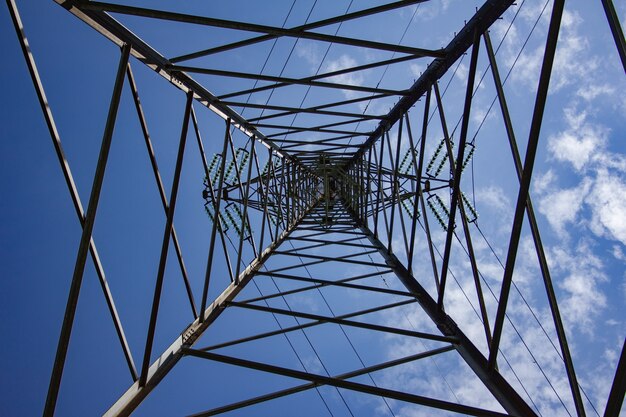 青い空と日光の下での架空送電線