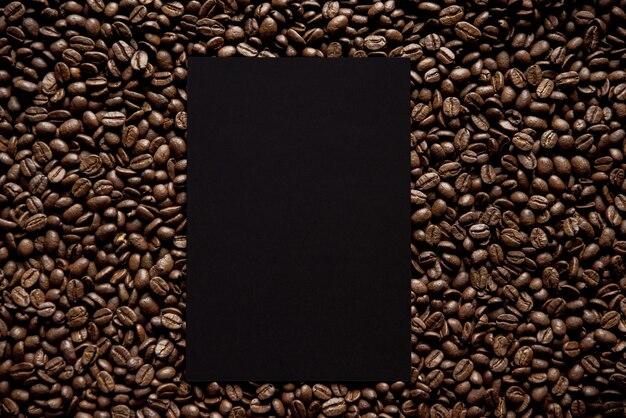 커피 콩의 중간에 검은 사각형의 오버 헤드 샷