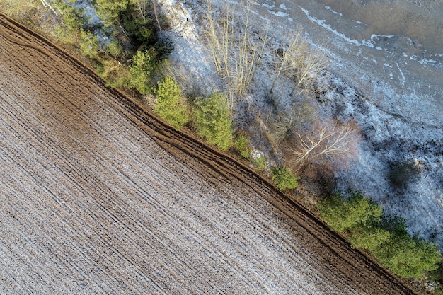Бесплатное фото Вид сверху сельскохозяйственного поля в сельской местности