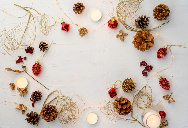 あなたのテキストのためのスペースを持つ白い木製のテーブルの素朴なカラフルなクリスマスの装飾のオーバーヘッドショット