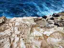 Foto gratuita scatto dall'alto della spiaggia rocciosa bianca a fuerteventura, spagna.