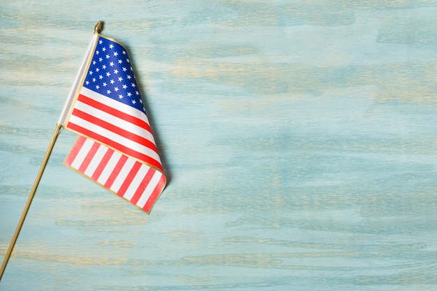 Free photo an overhead view of american flag on blue textured background