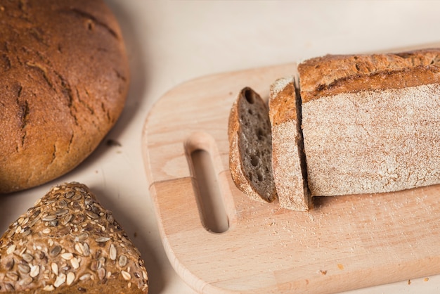 Overhead view of bread slices on chopping board