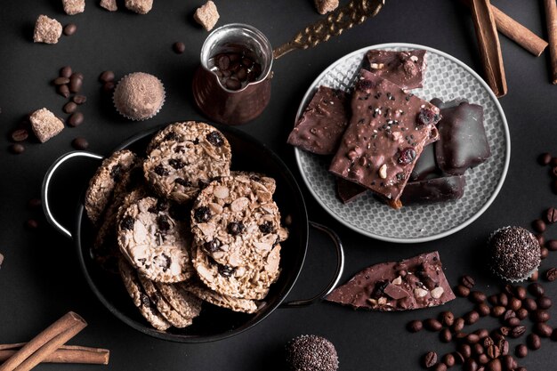 Вид сверху шоколадное печенье мюсли и шоколад на черном фоне