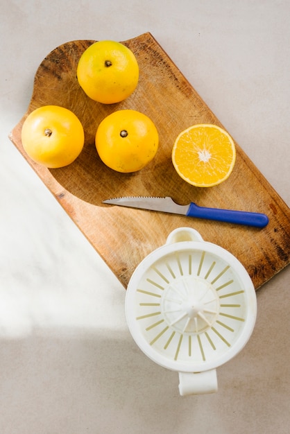 Free photo overhead view of citrus fruits on chopping board