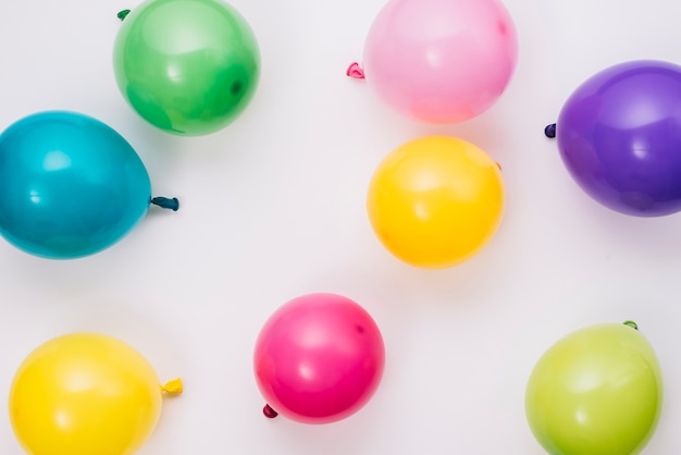 Вид сверху разноцветных партийных воздушных шаров, изолированных на белом