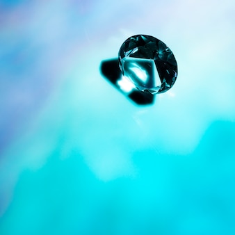 Una vista dall'alto del diamante di cristallo su sfondo blu