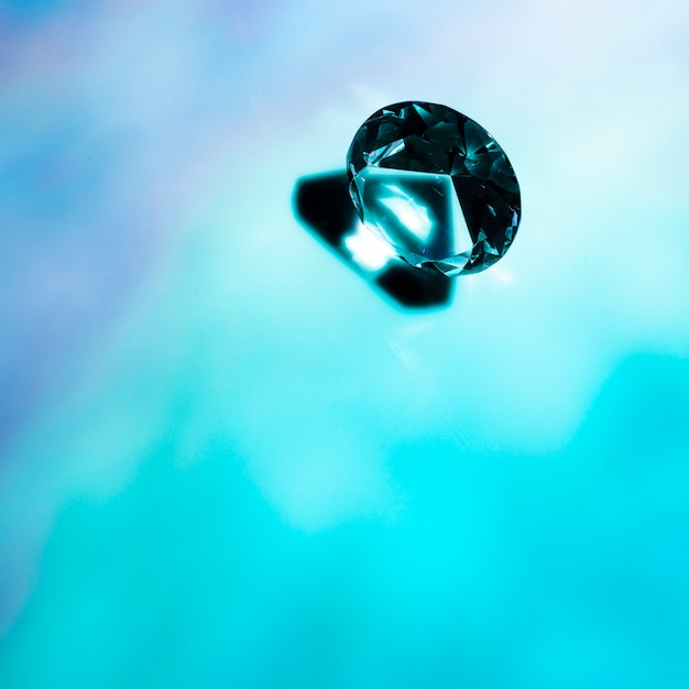 青い背景にクリスタルダイヤモンドのオーバーヘッドビュー