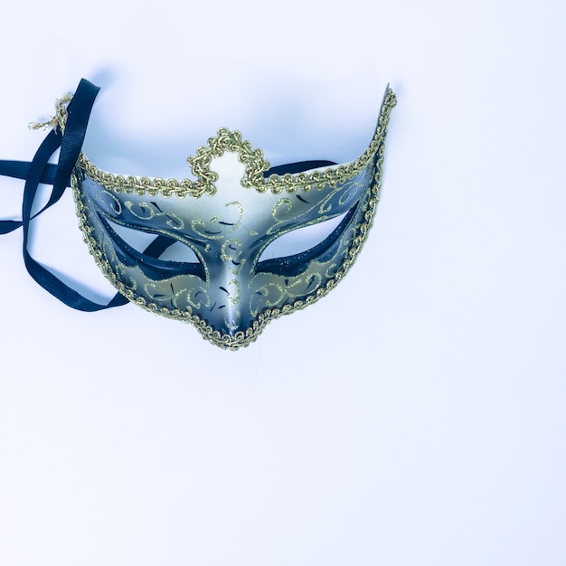 Foto gratuita una vista aerea della maschera veneziana decorativa su sfondo bianco