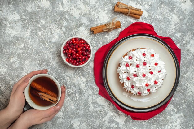 빨간 수건에 과일로 장식 된 맛있는 크림 케이크의 오버 헤드보기