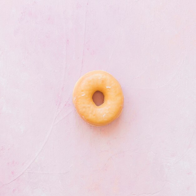 분홍색 배경에 맛있는 유약 도넛의 오버 헤드보기