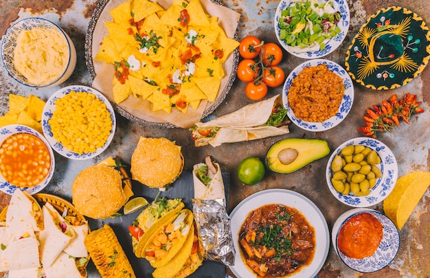 さびた背景にさまざまなおいしいメキシコ料理のオーバーヘッドビュー