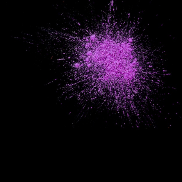 Вид сверху сухой фиолетовый Холи, окрашенный над черным фоном
