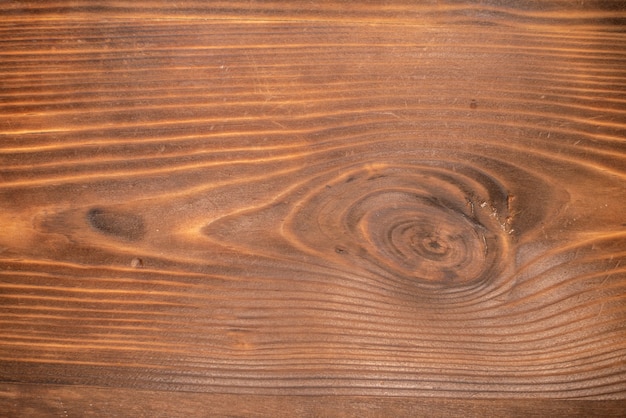 Вид сверху на пустое пространство на коричневом деревянном фоне