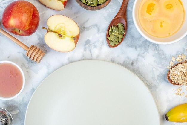 투톤 표면에 놓인 빈 흰색 접시와 신선한 건강 식품의 오버 헤드 보기