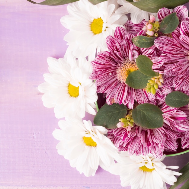 Foto gratuita vista dall'alto del bouquet di fiori