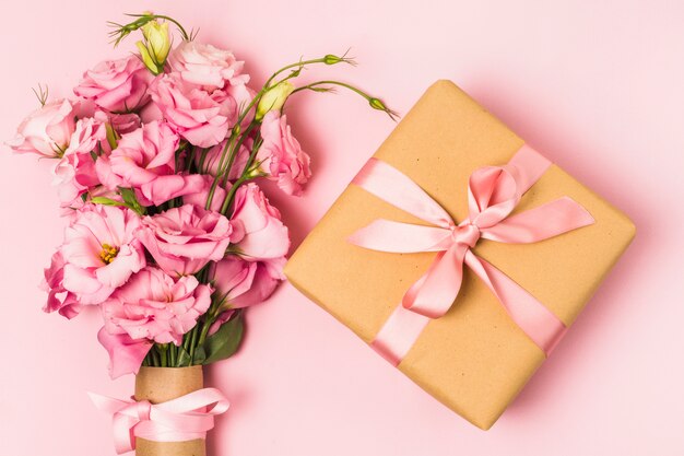 신선한 꽃 꽃다발과 포장 된 장식 선물 상자의 오버 헤드보기