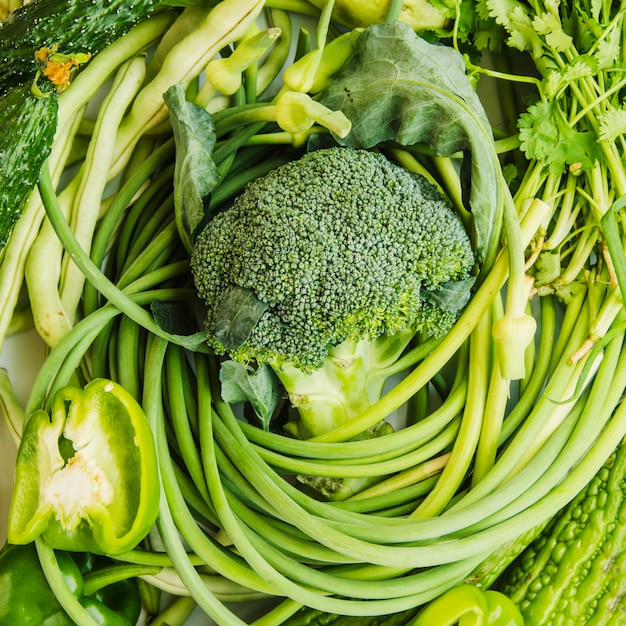 Free photo an overhead view of fresh green vegetables