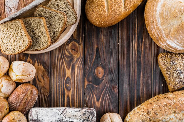 Верхний вид свежих и здоровых хлебов на столе