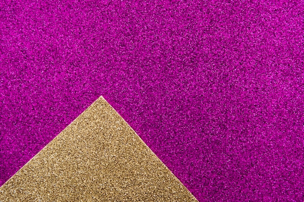紫色の背景に黄金のカーペットのオーバーヘッドビュー