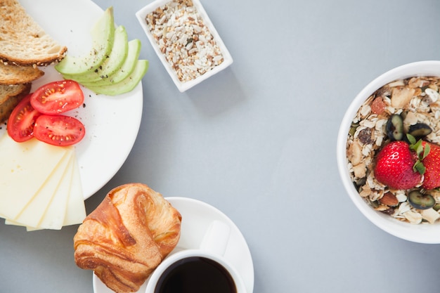 健康的な朝食とコーヒーのオーバーヘッドビュー