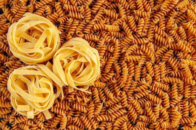 Вид сверху и фотография с высоким разрешением различных сырых итальянских макарон, выстроенных в ряд
