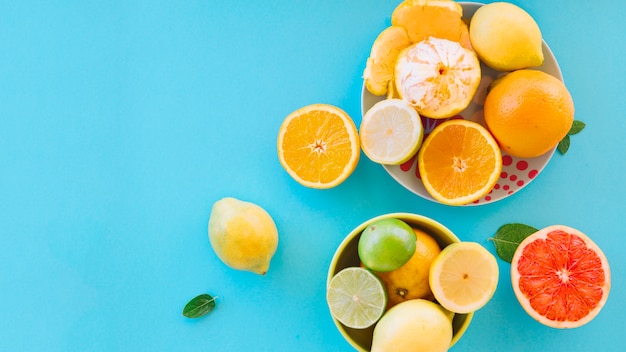 Free photo overhead view of juicy citrus fruits on blue backdrop