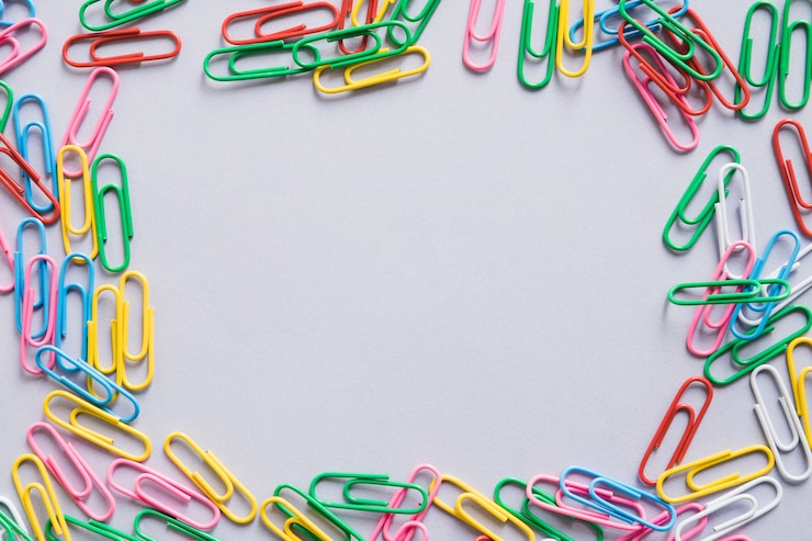Free Photo overhead view of many colorful paper clips forming frame