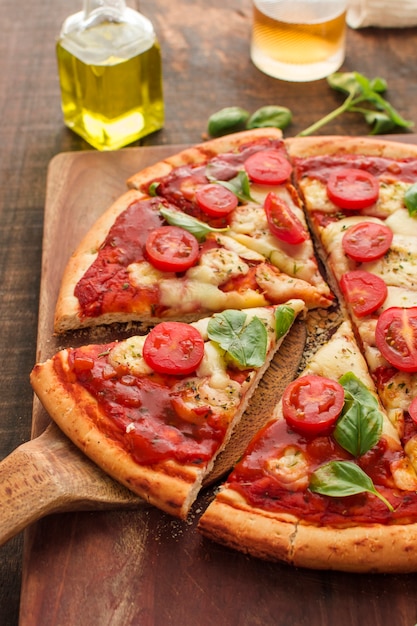 Верхний вид пиццы Margherita на разделочной доске