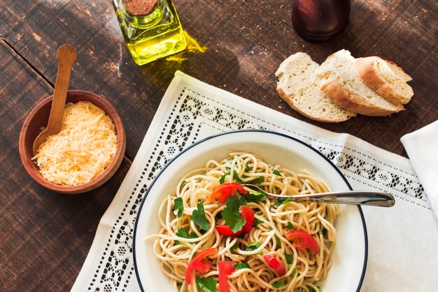 木製の背景にチーズとパンスライスと麺のオーバーヘッドビュー