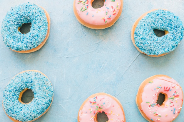 프레임을 형성하는 다채로운 도넛의 오버 헤드보기