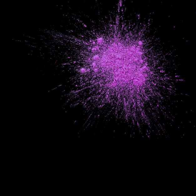 Бесплатное фото Вид сверху сухой фиолетовый холи, окрашенный над черным фоном