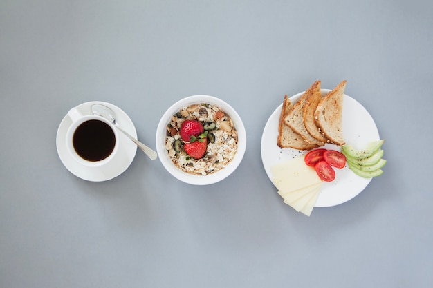 健康的な朝食とコーヒーのオーバーヘッドビュー