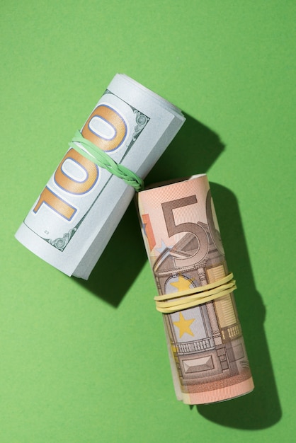 Бесплатное фото Верхний вид свернутых банкнот на зеленом фоне