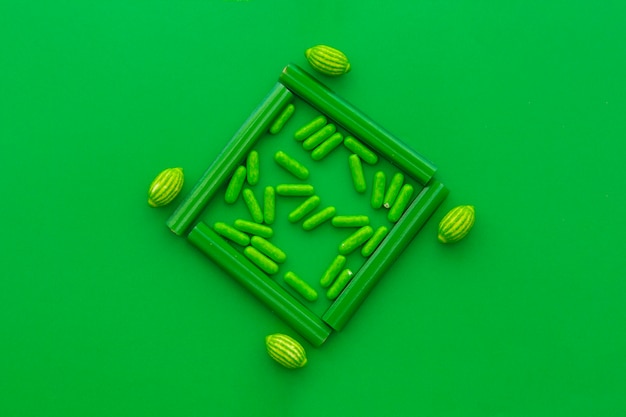 Верхний вид ярких конфет на зеленом фоне