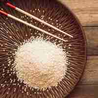 Foto gratuita vista dall'alto di chicchi di riso con bacchette
