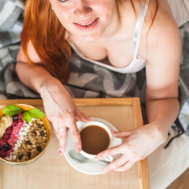 Вид сверху улыбающейся молодой женщины, здоровый завтрак