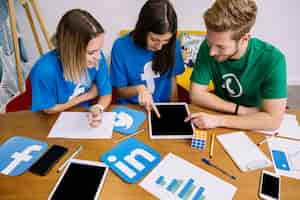 Free photo overhead view of social media networking team looking at digital tablet