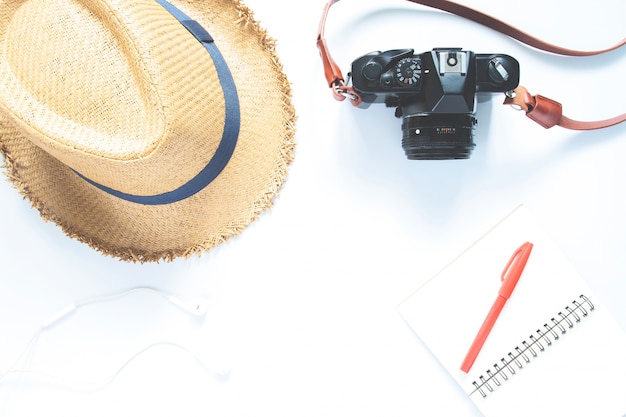 여행자의 액세서리, 필수 휴가 항목, 흰색 배경에 여행 개념의 오버 헤드보기