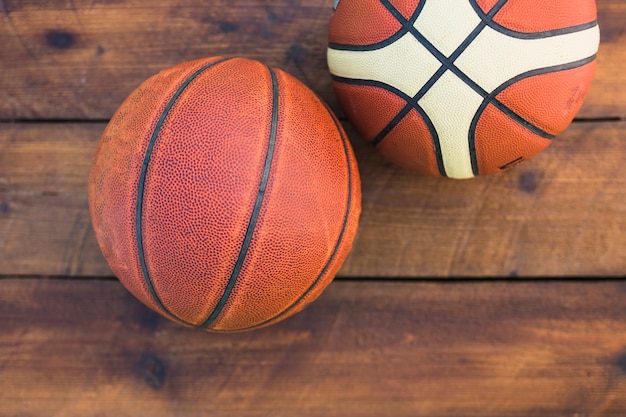 Вид сверху двух баскетбола на деревянном текстурированном фоне
