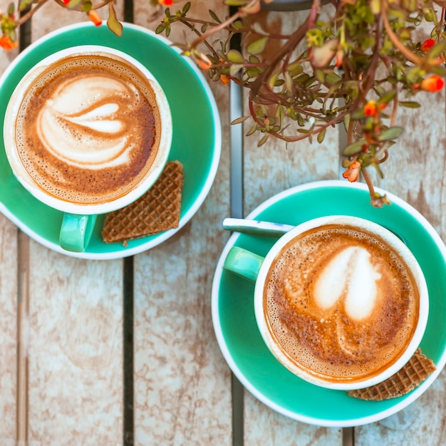 Верхний вид двух чашек кофе с сердечной формой latte art