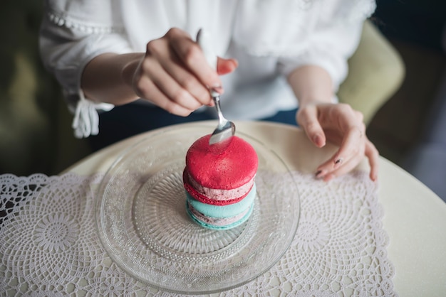 테이블 위에 접시에 아이스크림 샌드위치에 숟가락을 삽입하는 여자의 오버 헤드보기