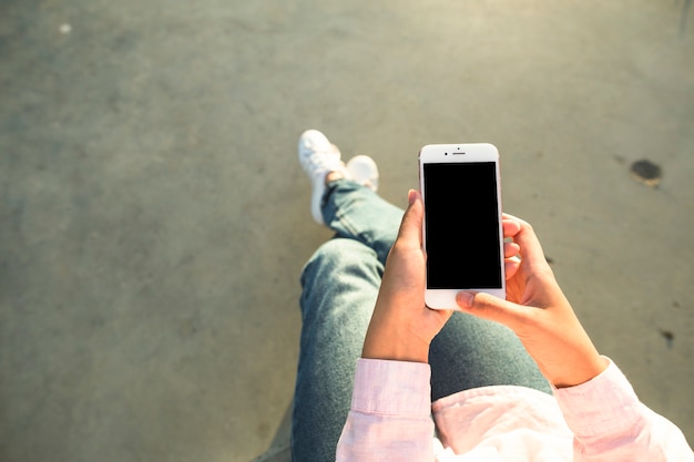 Foto gratuita punto di vista ambientale di una donna che per mezzo del cellulare