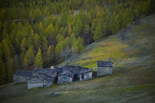 イタリア、ピエモンテ州、クーネオ県のれんが造りの石造りの家を見下ろす景色